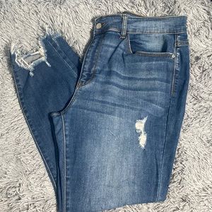 Judy Blue Cropped Fit Distressed Jeans